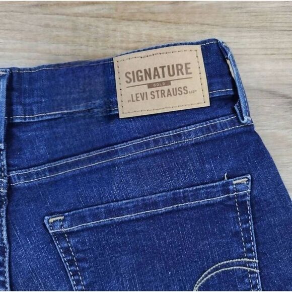 ☔️🔸️Levi's Blue Midrise Rolled Cuff Denim Shorts Size 2/26 - Picture 4 of 7